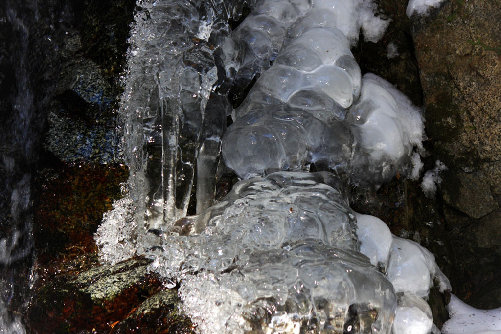 大寒の次候「水沢腹堅 」