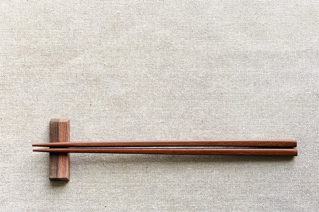 箸先を左に向けて横に置く正しい向き