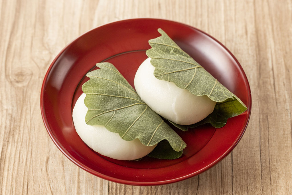 端午の節句に食べるお菓子の定番はほんのり香る「柏餅」
