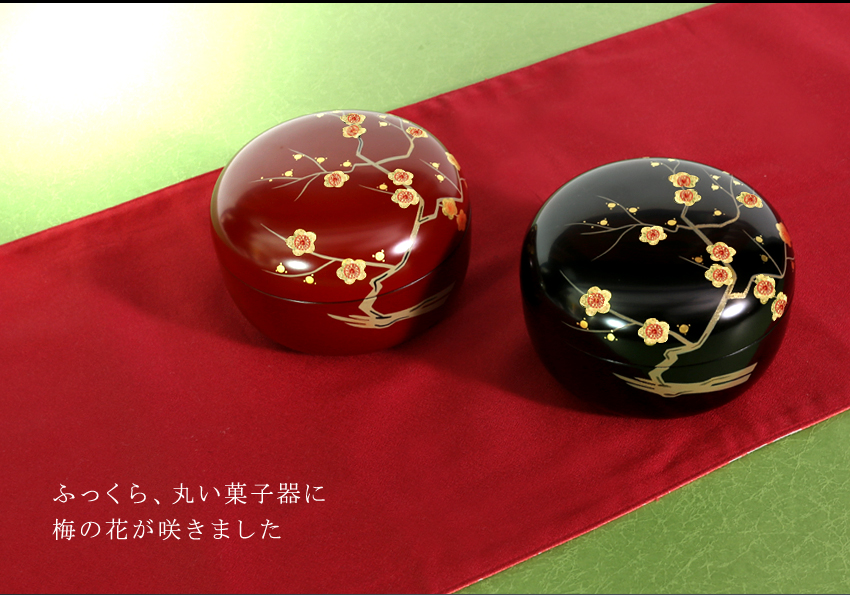 ふっくら、丸い菓子器に梅の花が咲きました