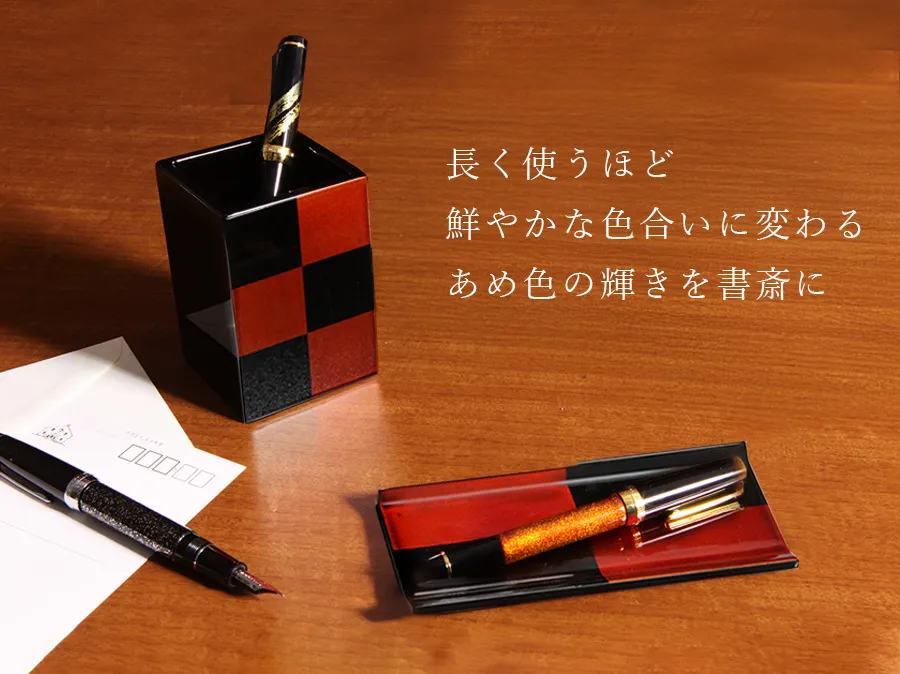 長く使うほど鮮やかな色合いに変わるあめ色の輝きを書斎に