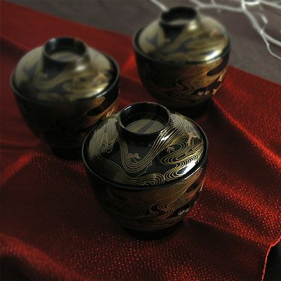 名匠、“呉籐友乗”の繊細優美な作品 『小吸物椀 波に蝶鳥蒔絵』 | 漆器 
