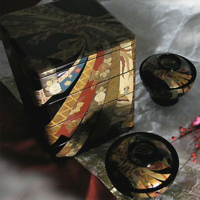 美術的価値の高い重椀揃え 『熨斗蒔絵 蝋色塗り重椀揃え』 | 漆器 山田